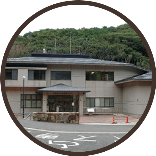 A photograph of the Tsushima Wildlife Conservation Center taken from the front. The Tsushima Wildlife Conservation Center is situated in Sago, Kamikata-cho, Tsushima City, Saza, in the northwestern region of Tsushima, Nagasaki Prefecture.