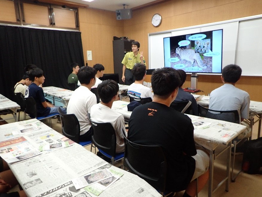 センター職員がツシマヤマネコの生態についてレクチャーしている写真